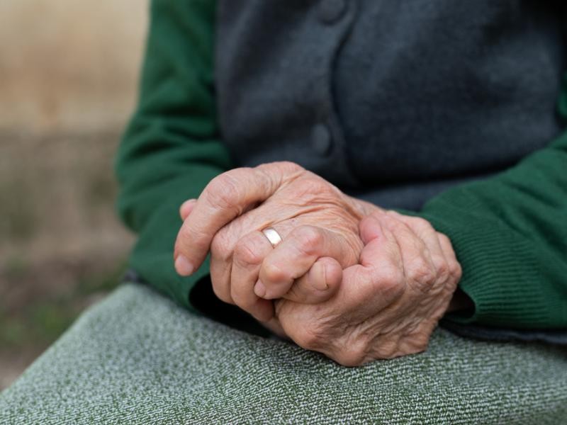 Tratamento com Canabidiol para Idosos: Benefícios, Indicações e Cuidados